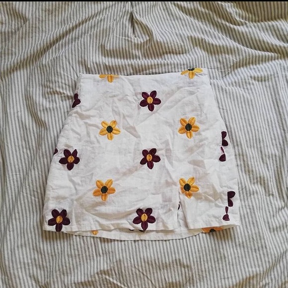 Flower Embroidered Mini Skirt - Picture 2 of 3